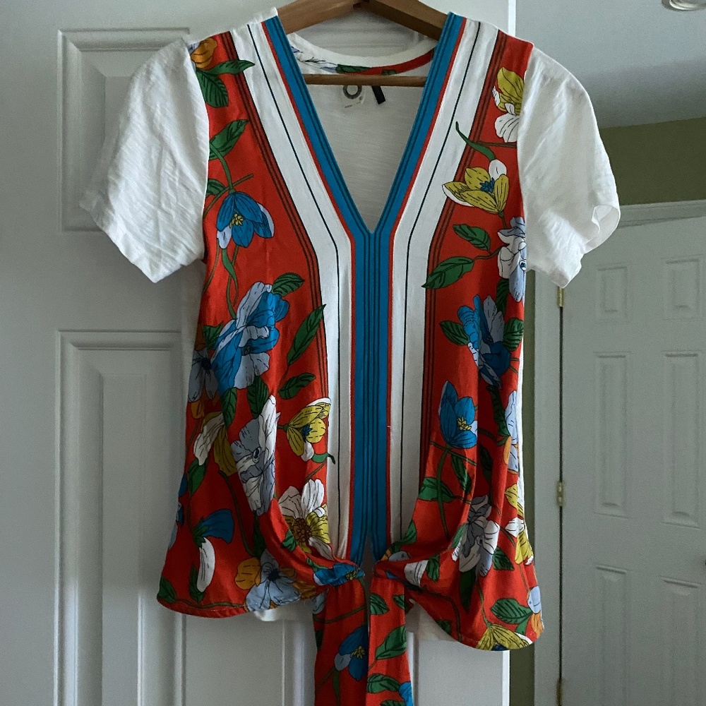 Tee Shirt With A Beautiful Twist - Like New